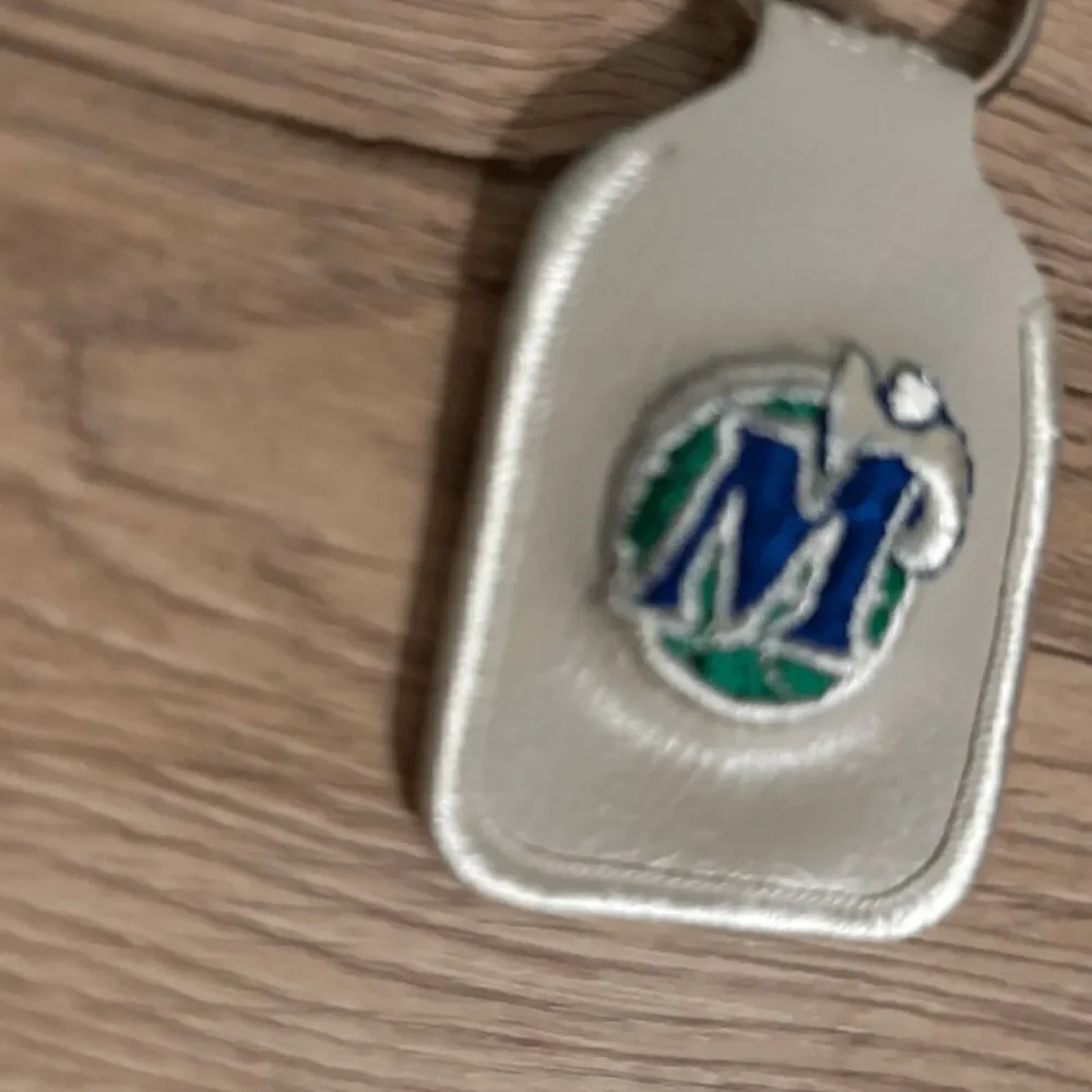 NBA Dallas Mavericks vintage leather white blue logo keychain basketball